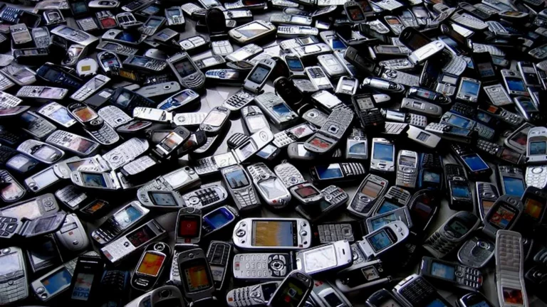 Apple é investigada por supostamente limitar vida útil do iPhone 3 E6WIQEPVUAAqxss.jpg